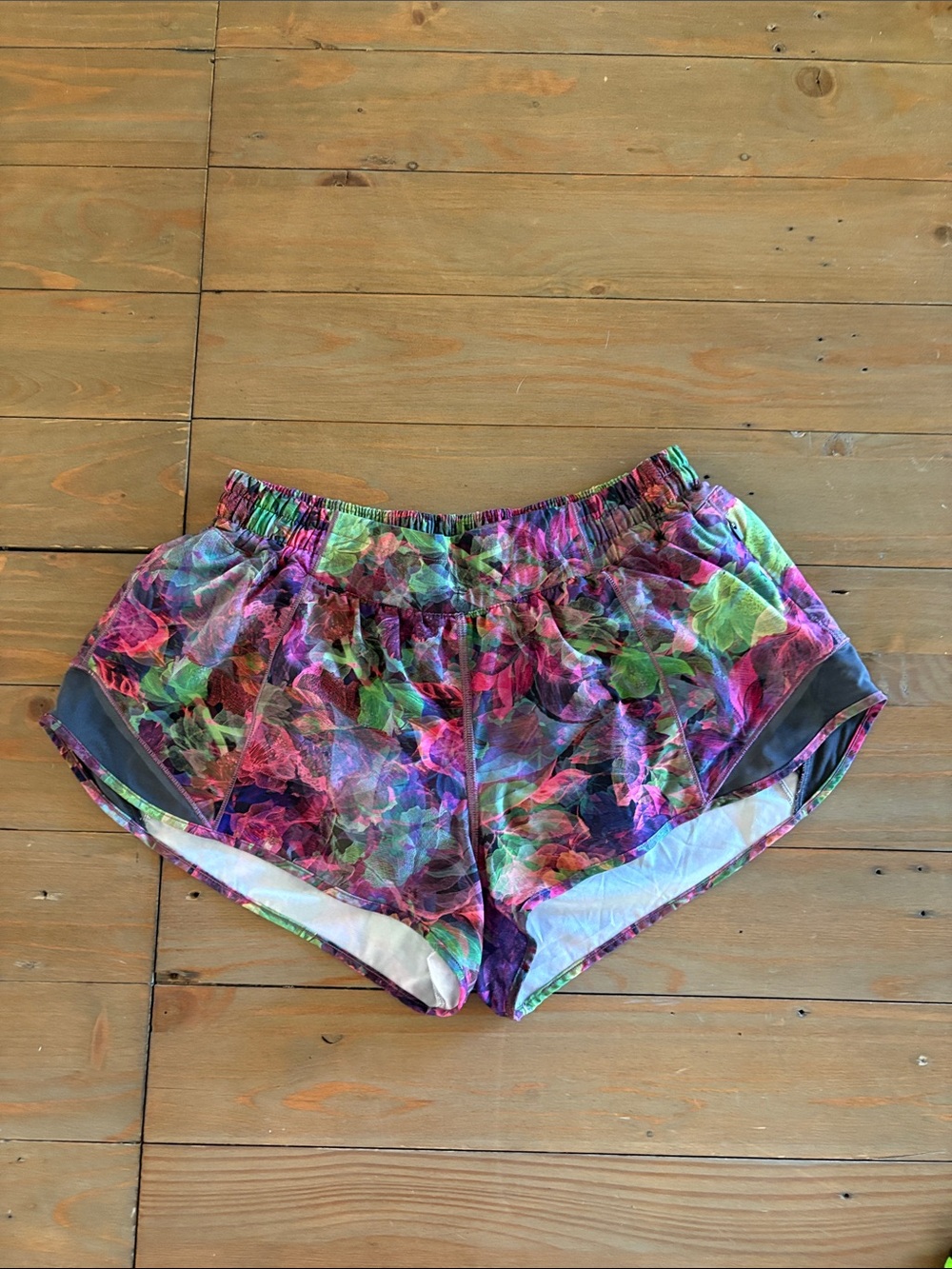 Lululemon Hotty Hot HR 2.5” Patterned shorts